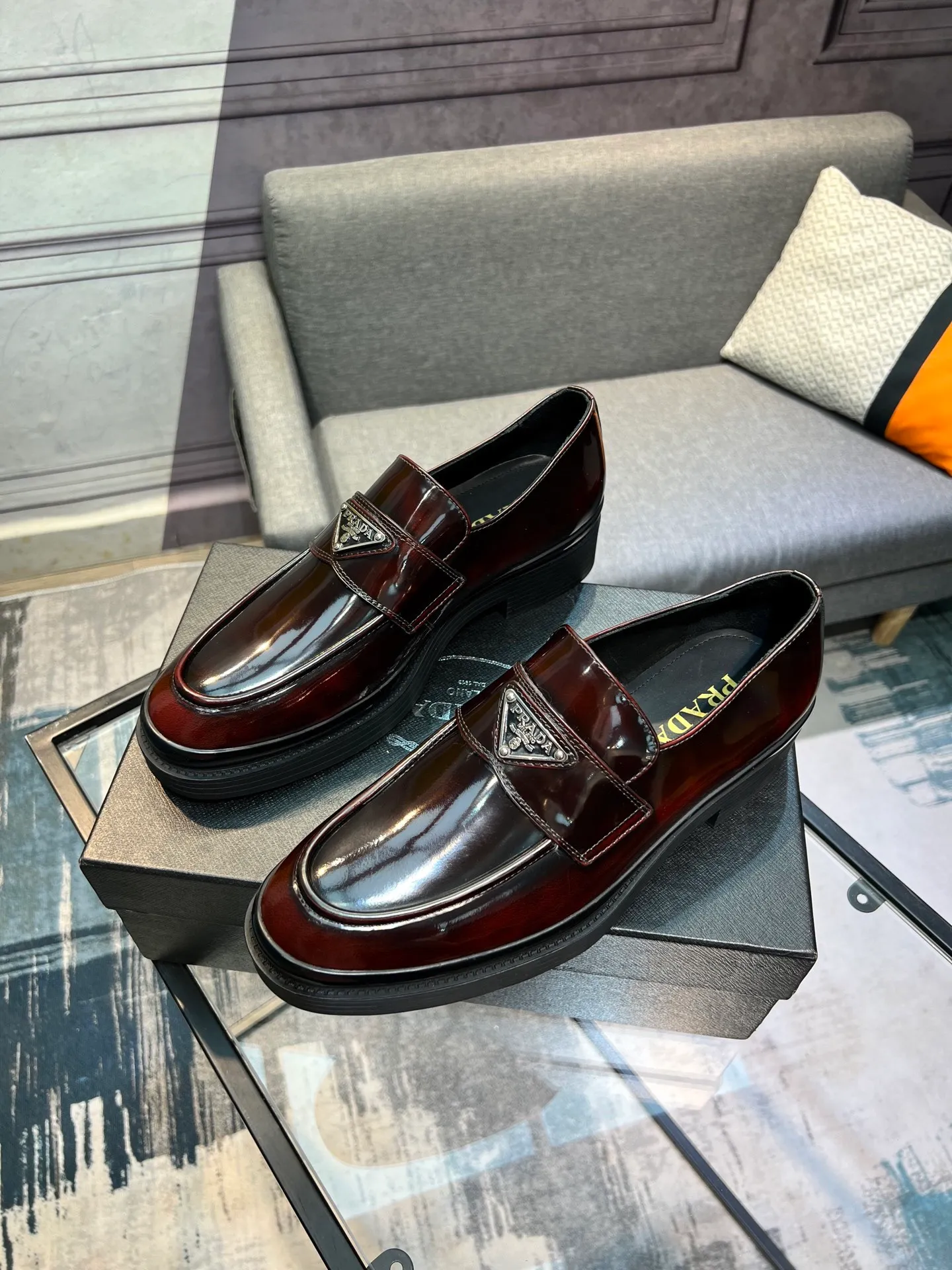 Men's clothing and shoes 💰860 Prada/Prada's new glossy leather loafers are made of open-edge beaded uppers imported from Italy, slip-on loafers style, large piece splicing design, durable and non-deforming, heavy-duty construction, exquisite mark stitching, same material ribbon decoration, blending classic and modern styles, lining with dyed calfskin, standard PRADA logo cowhide feet, original ultra-light matte texture and embossed leather outsole, light and not tired, excellent shock absorption effect, full foot comfort! Size: 39-44 (customized at 38.45)